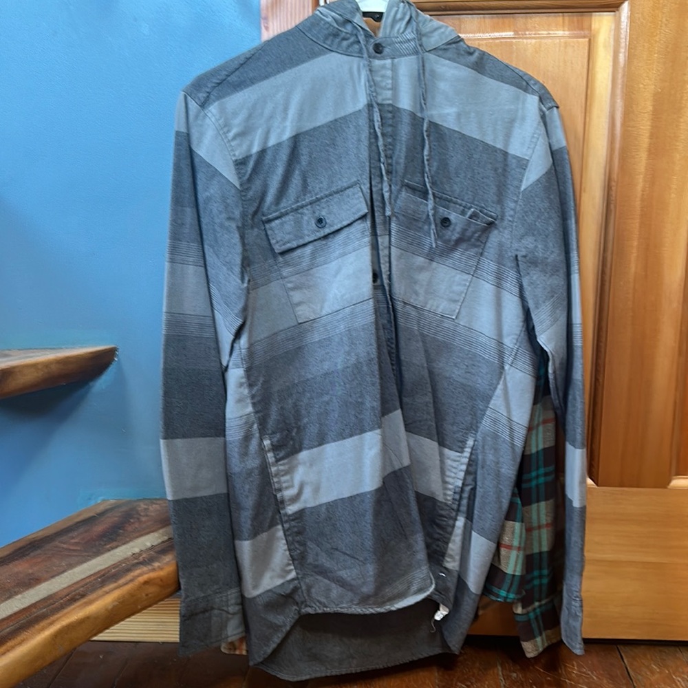Ezekiel men’s button down hoodie.  Sz M